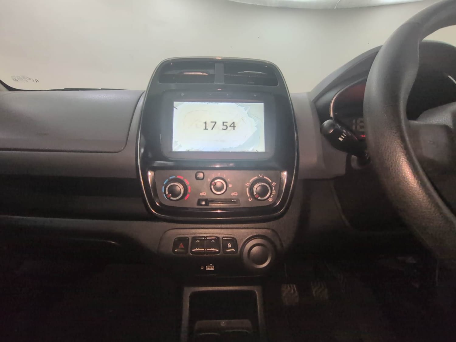 Used 2019 Renault Kwid RXT Opt Petrol Manual interior MUSIC SYSTEM & AC CONTROL VIEW