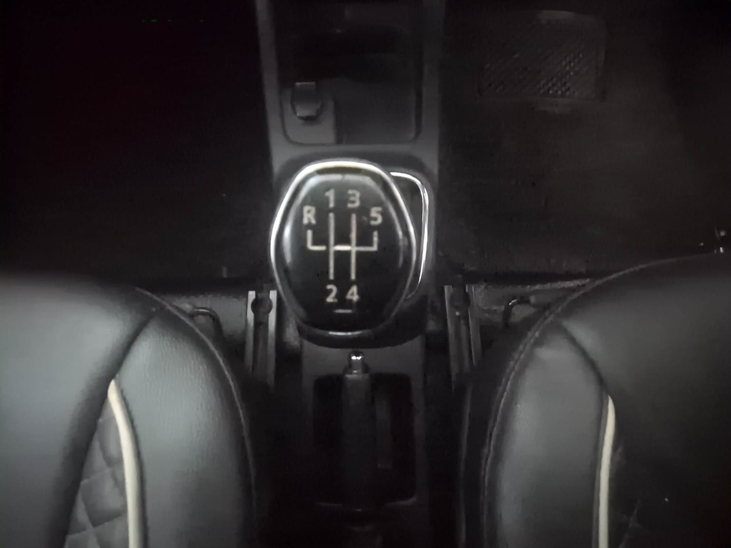 Used 2019 Renault Kwid RXT Opt Petrol Manual interior GEAR  KNOB VIEW