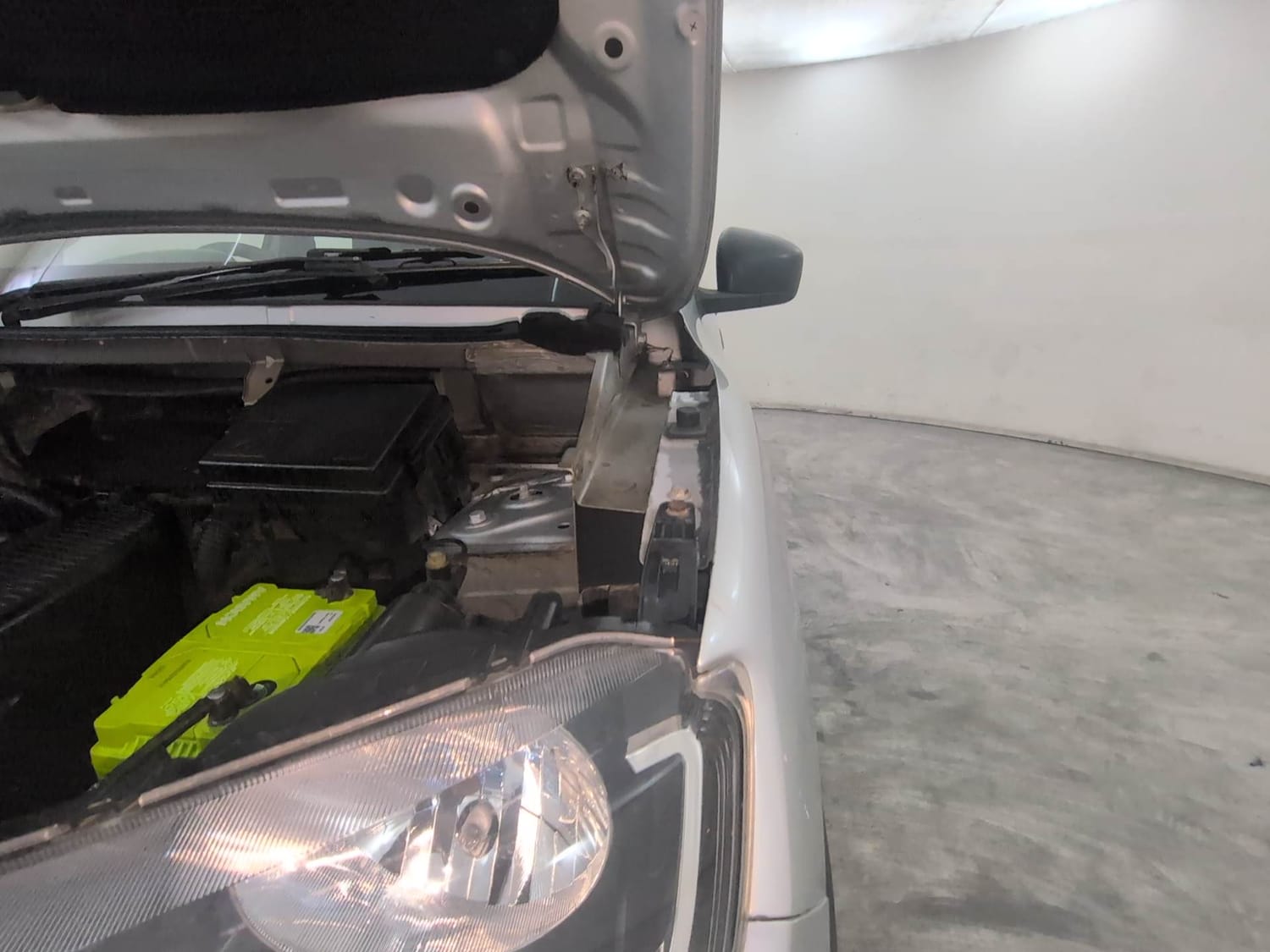 Used 2019 Renault Kwid RXT Opt Petrol Manual engine ENGINE LEFT SIDE HINGE & APRON VIEW