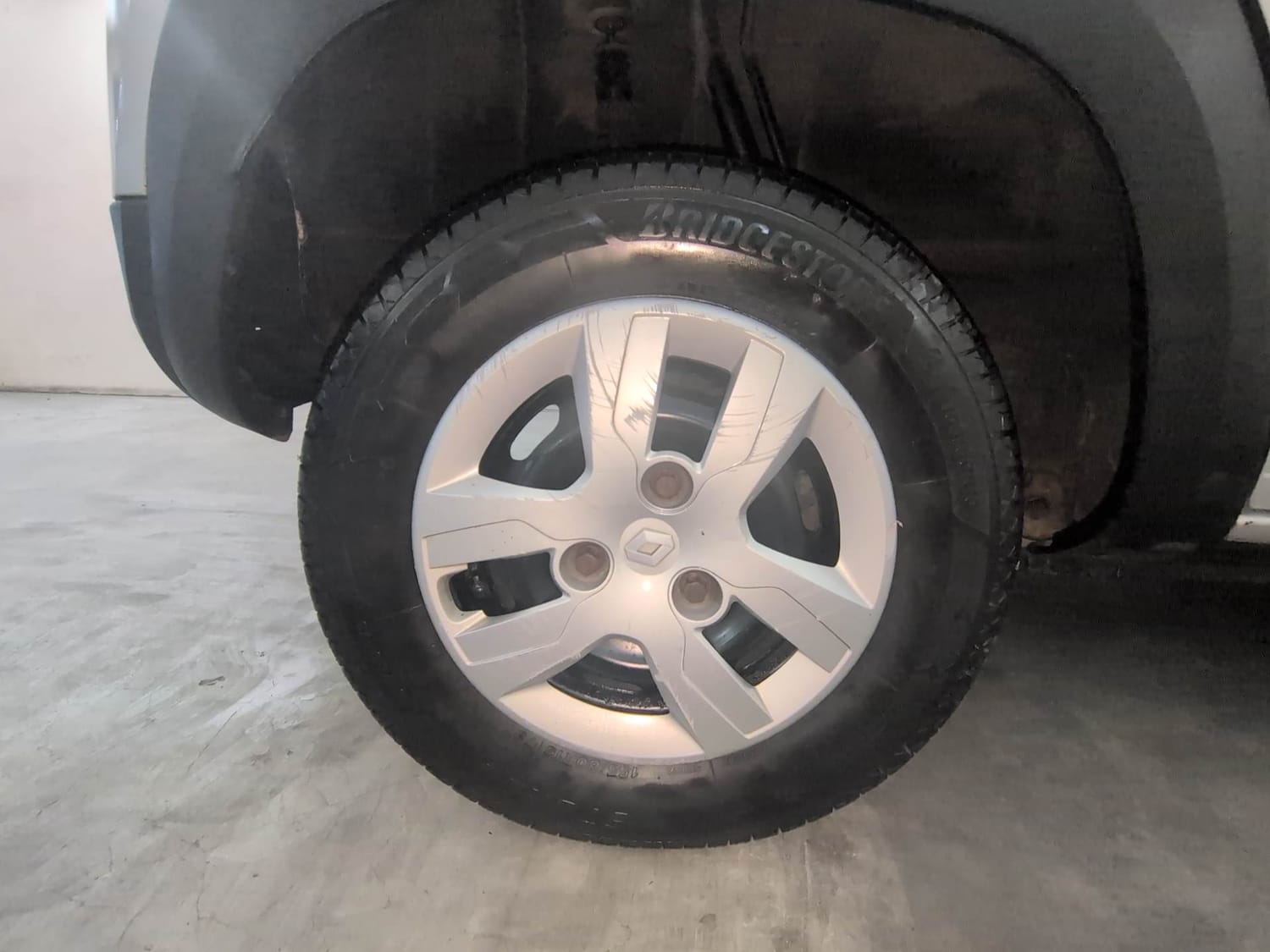 Used 2019 Renault Kwid RXT Opt Petrol Manual tyres RIGHT REAR TYRE RIM VIEW