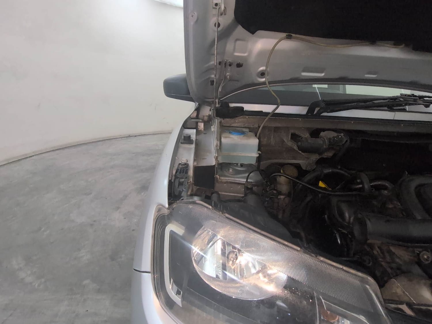 Used 2019 Renault Kwid RXT Opt Petrol Manual engine ENGINE RIGHT SIDE HINGE & APRON VIEW