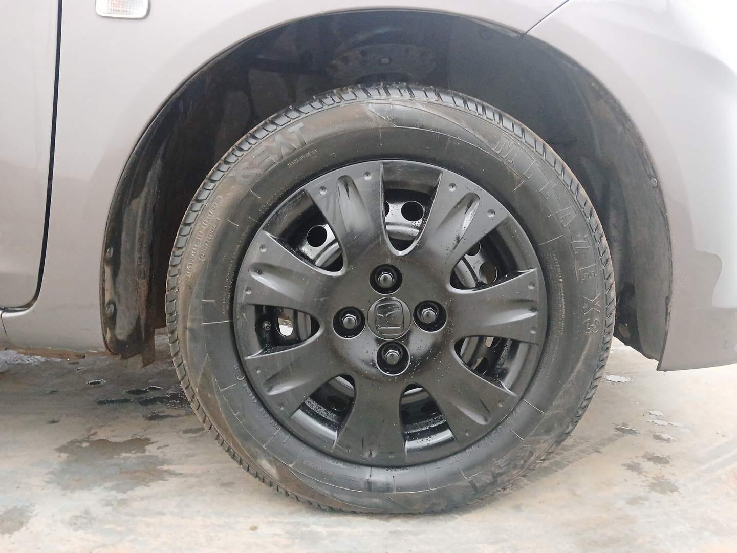 Used 2016 Honda Brio S MT Petrol Manual tyres RIGHT FRONT TYRE RIM VIEW
