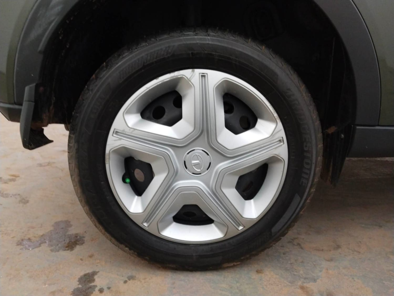 Used 2023 Tata Nexon XMA Petrol Automatic tyres RIGHT REAR TYRE RIM VIEW