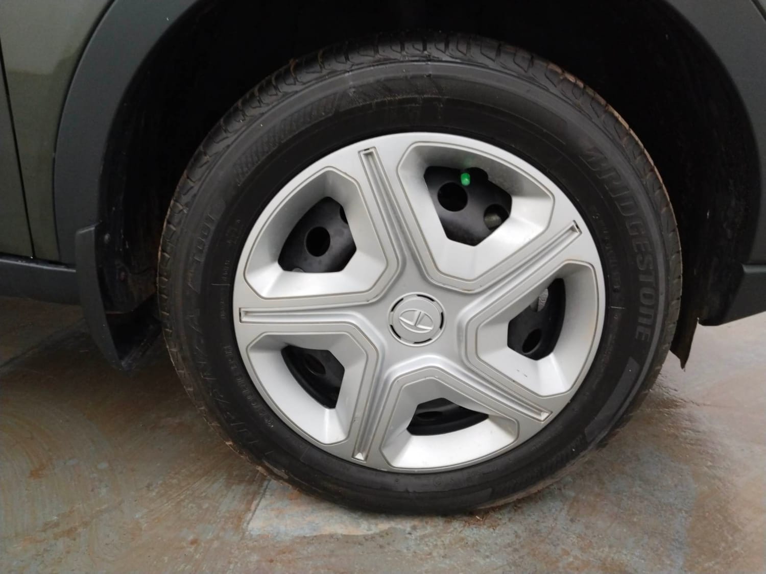 Used 2023 Tata Nexon XMA Petrol Automatic tyres RIGHT FRONT TYRE RIM VIEW