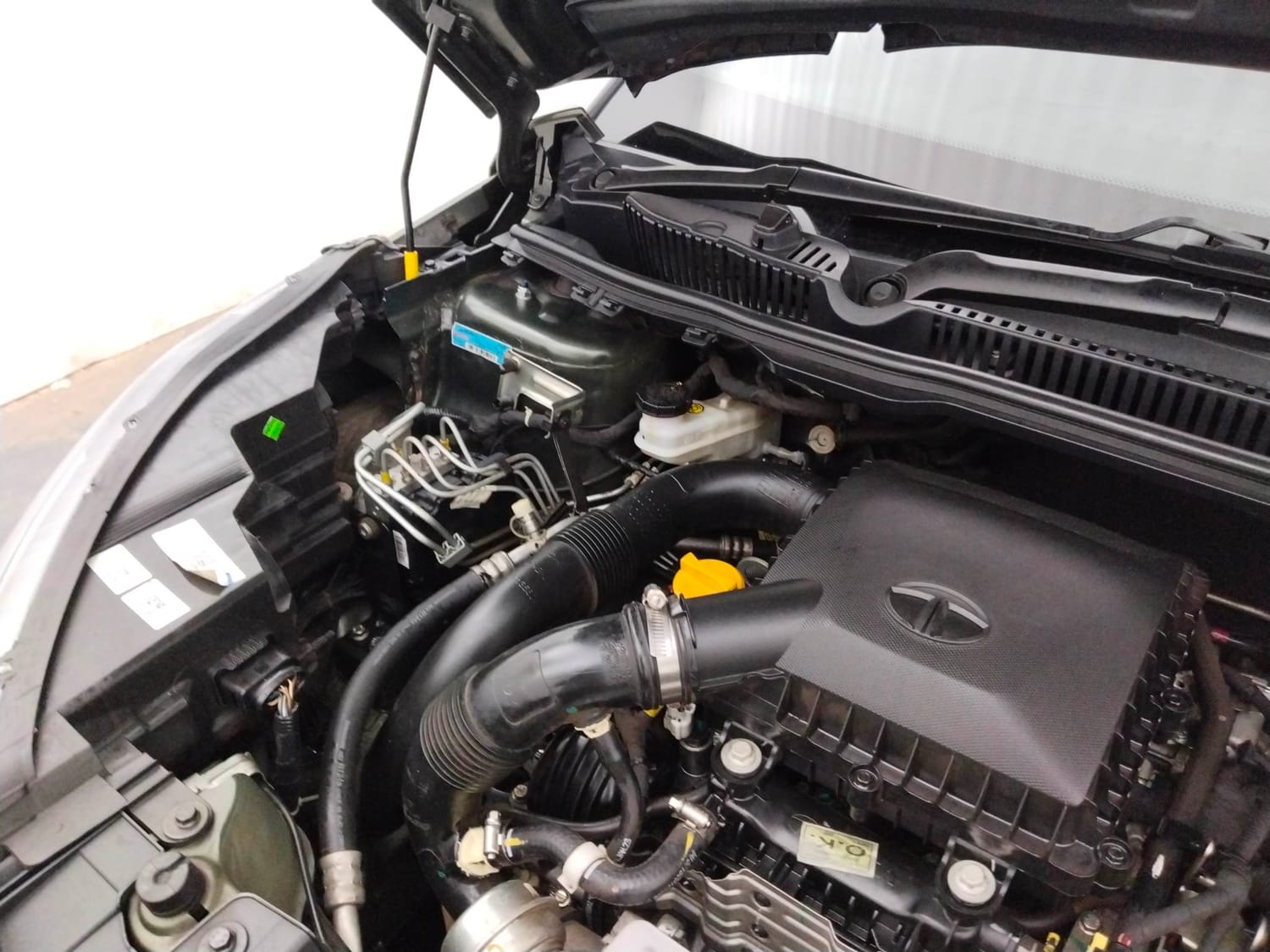 Used 2023 Tata Nexon XMA Petrol Automatic engine ENGINE RIGHT SIDE HINGE & APRON VIEW