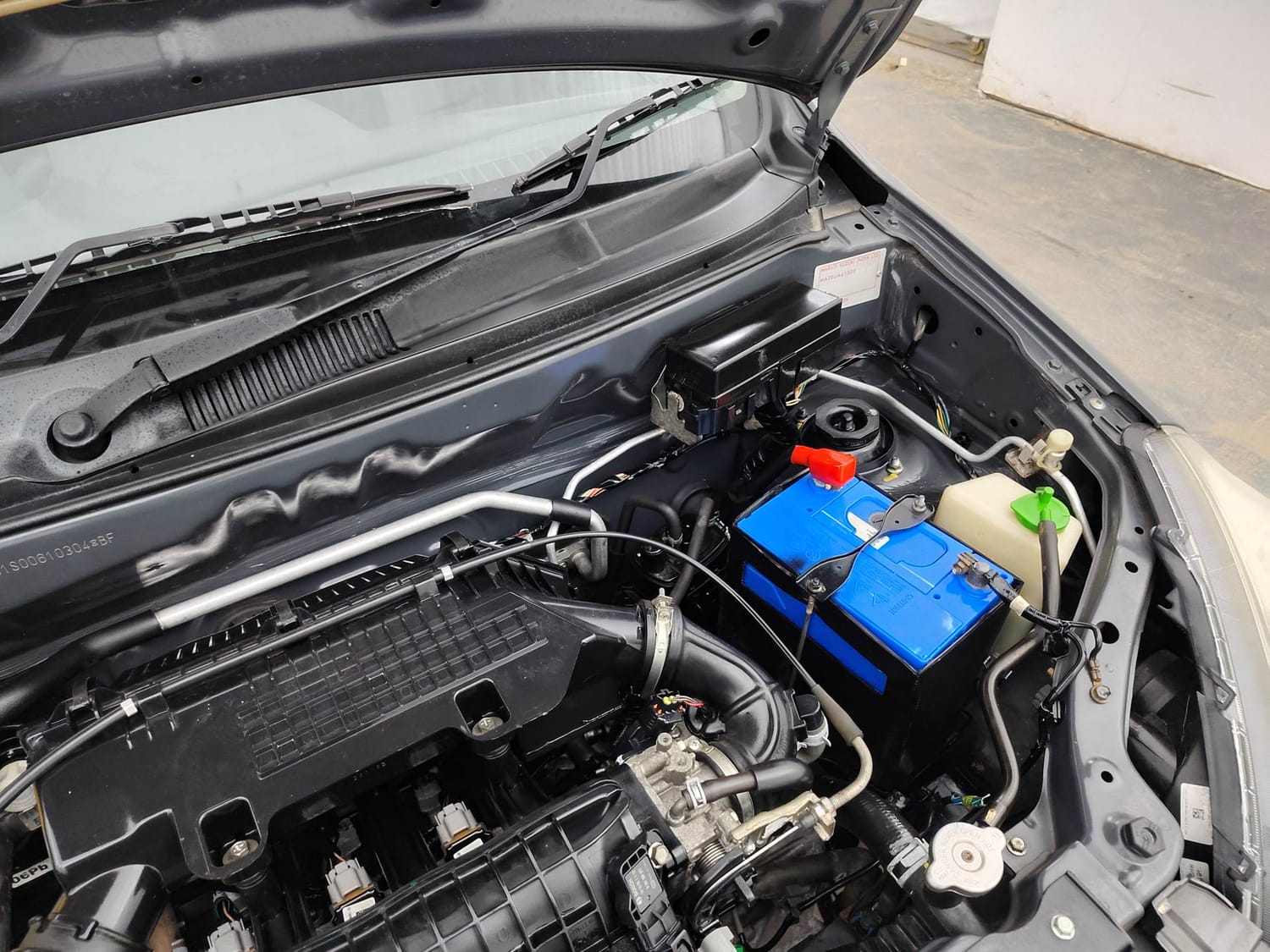 Used 2015 Maruti Suzuki Alto 800 Lxi Petrol Manual engine ENGINE LEFT SIDE HINGE & APRON VIEW