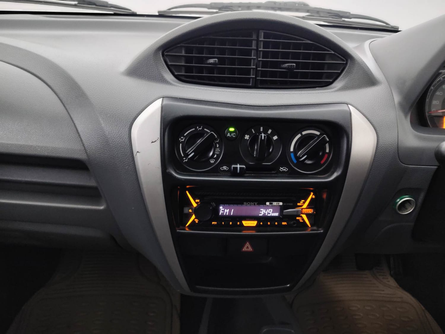 Used 2015 Maruti Suzuki Alto 800 Lxi Petrol Manual interior MUSIC SYSTEM & AC CONTROL VIEW