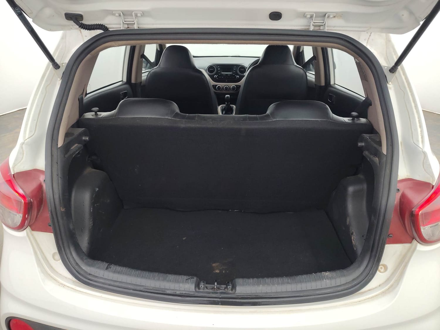 Used 2018 Hyundai Grand i10 Magna 1.2 Kappa VTVT Petrol Manual interior DICKY INSIDE VIEW