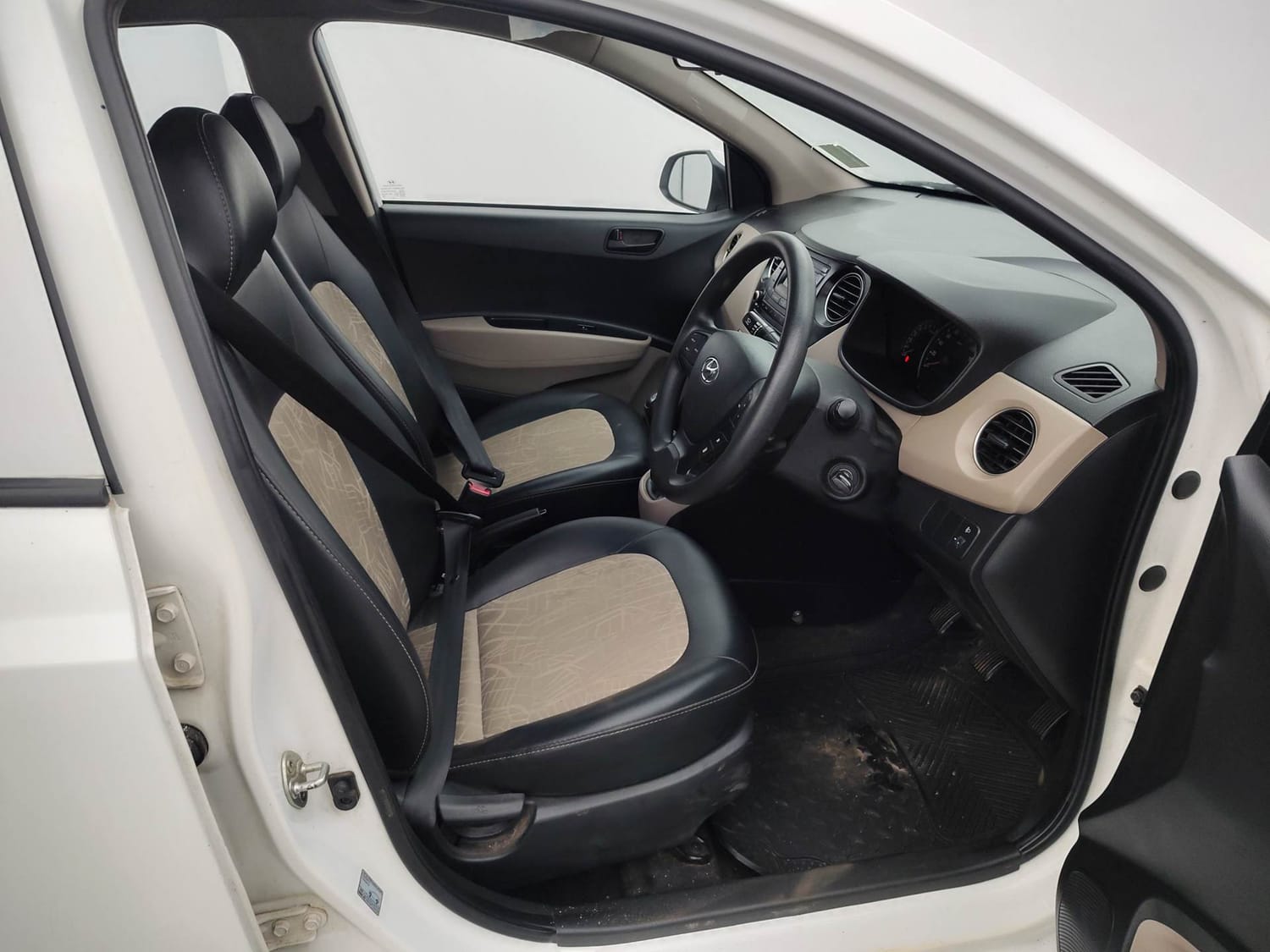 Used 2018 Hyundai Grand i10 Magna 1.2 Kappa VTVT Petrol Manual interior RIGHT SIDE FRONT DOOR CABIN VIEW