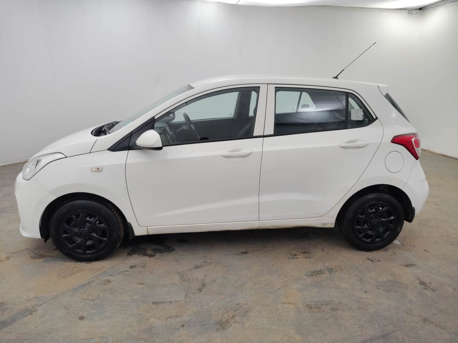 Used 2018 Hyundai Grand i10 Magna 1.2 Kappa VTVT Petrol Manual exterior LEFT SIDE VIEW