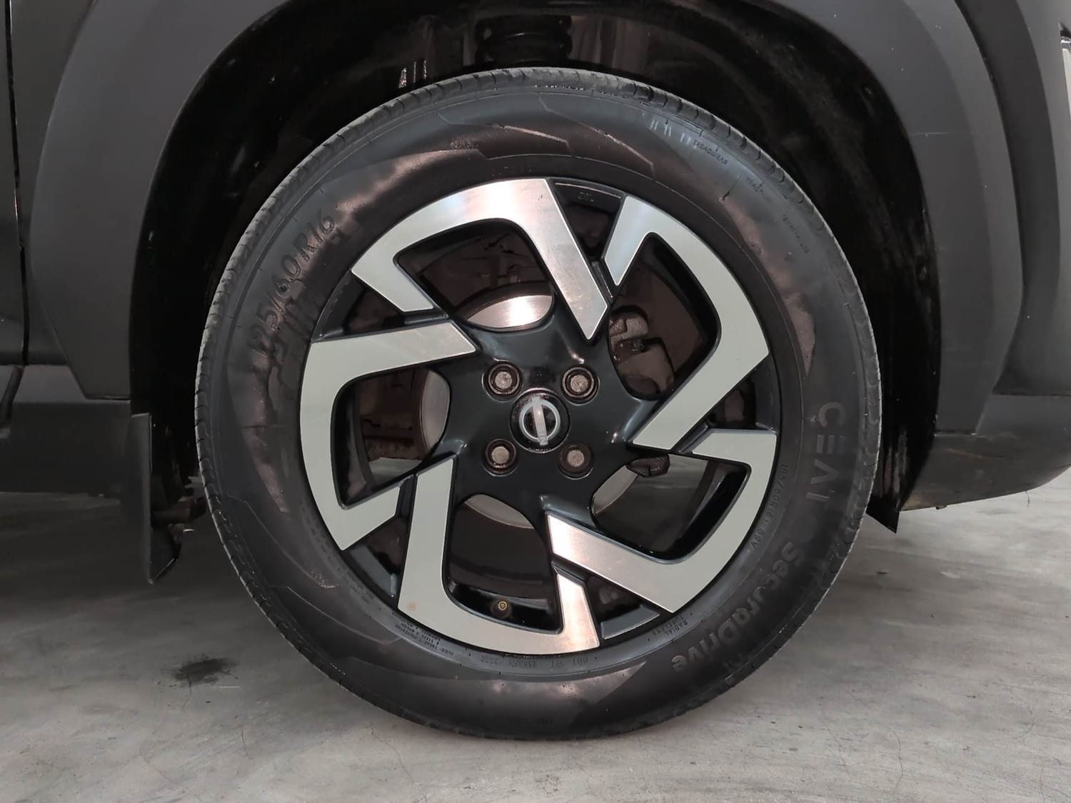 Used 2022 Nissan Magnite XV Premium Turbo CVT Petrol Automatic tyres RIGHT FRONT TYRE RIM VIEW