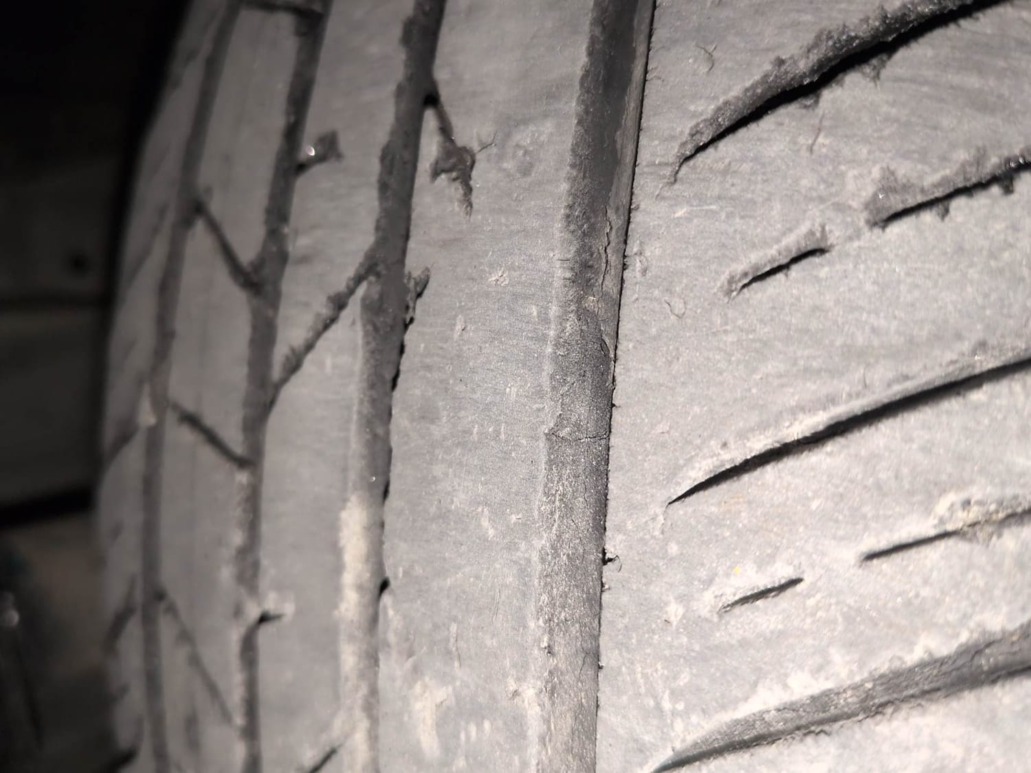 Used 2022 Nissan Magnite XV Premium Turbo CVT Petrol Automatic tyres RIGHT FRONT TYRE TREAD VIEW