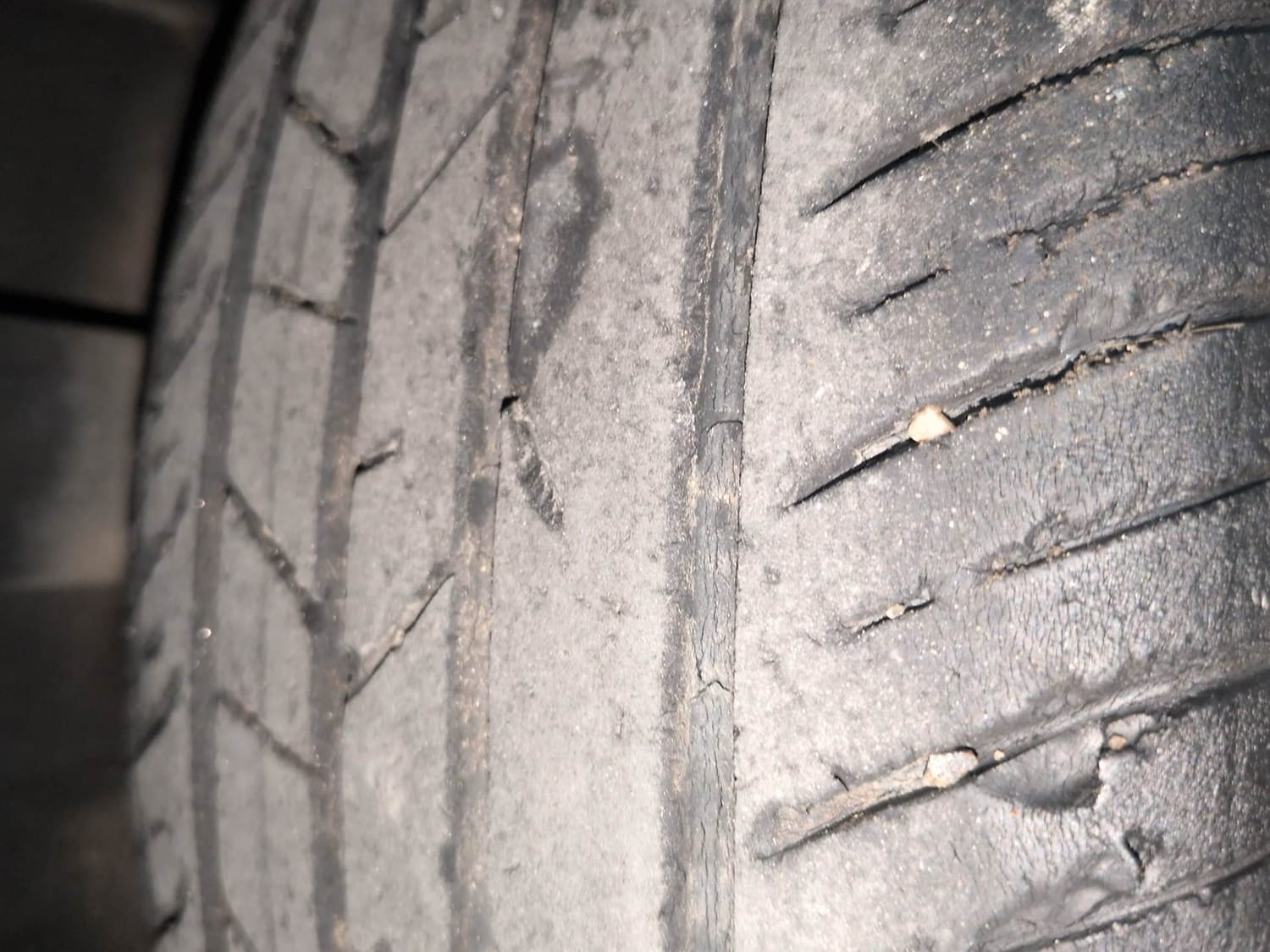 Used 2022 Nissan Magnite XV Premium Turbo CVT Petrol Automatic tyres LEFT REAR TYRE TREAD VIEW