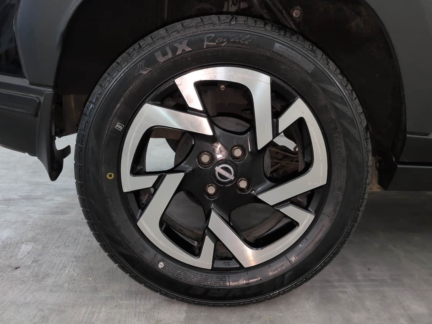 Used 2022 Nissan Magnite XV Premium Turbo CVT Petrol Automatic tyres RIGHT REAR TYRE RIM VIEW