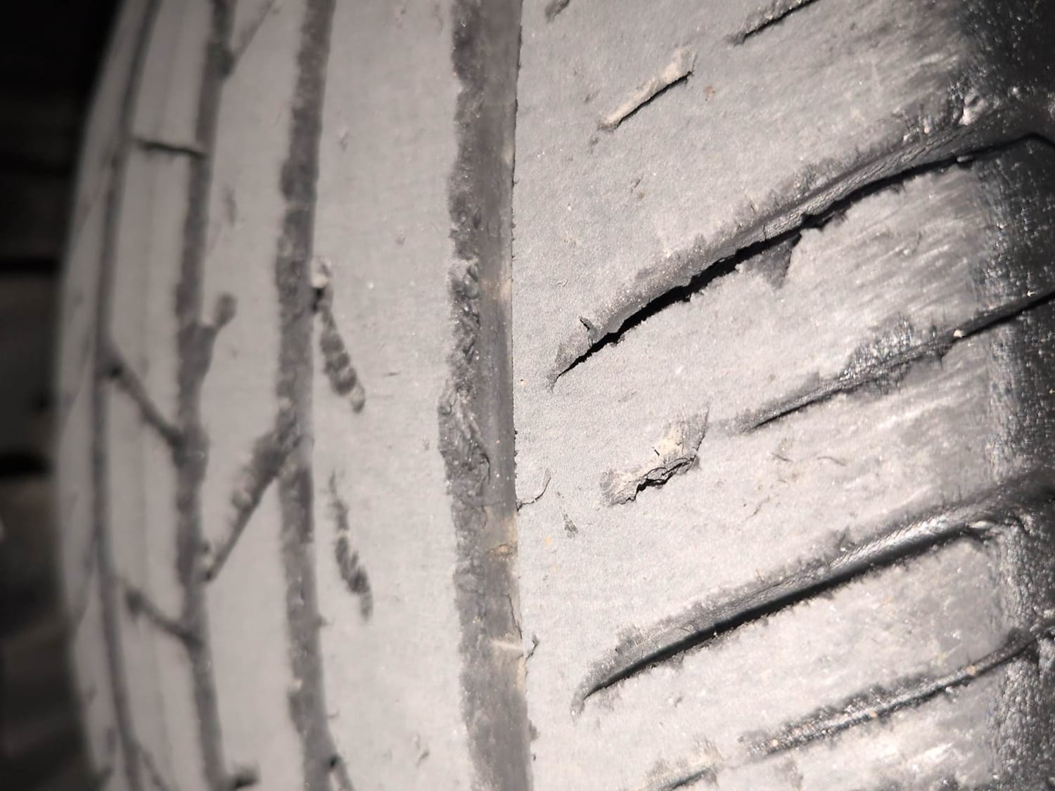 Used 2022 Nissan Magnite XV Premium Turbo CVT Petrol Automatic tyres LEFT FRONT TYRE TREAD VIEW