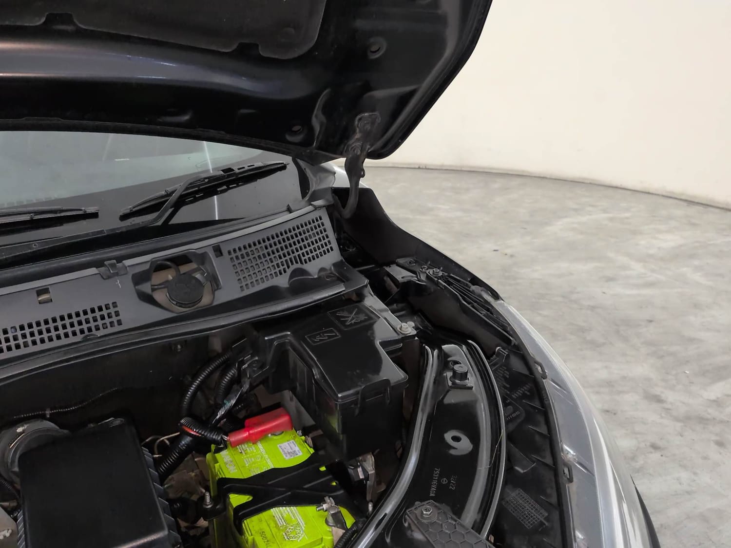 Used 2022 Nissan Magnite XV Premium Turbo CVT Petrol Automatic engine ENGINE LEFT SIDE HINGE & APRON VIEW