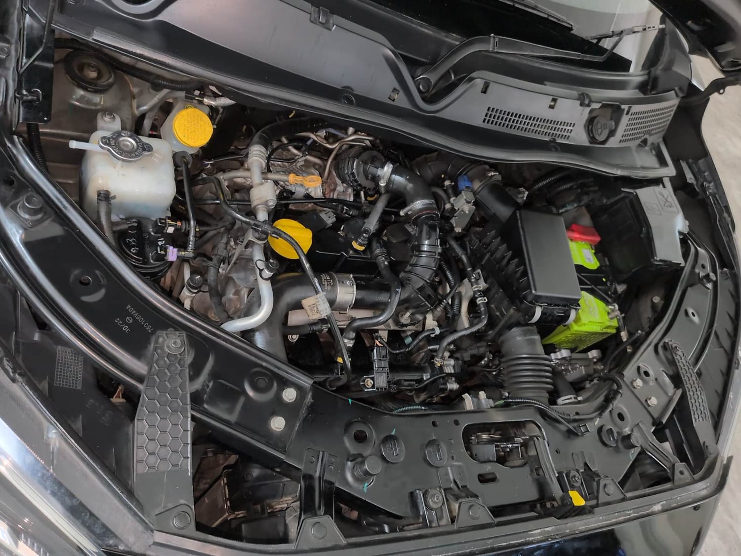 Used 2022 Nissan Magnite XV Premium Turbo CVT Petrol Automatic engine ENGINE RIGHT SIDE VIEW