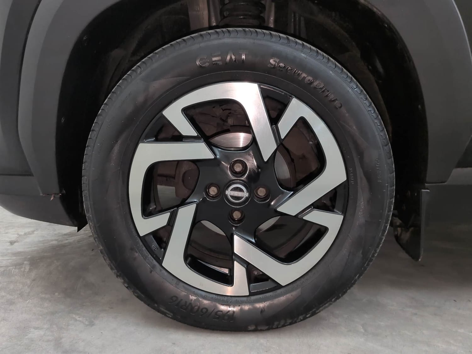 Used 2022 Nissan Magnite XV Premium Turbo CVT Petrol Automatic tyres LEFT FRONT TYRE RIM VIEW