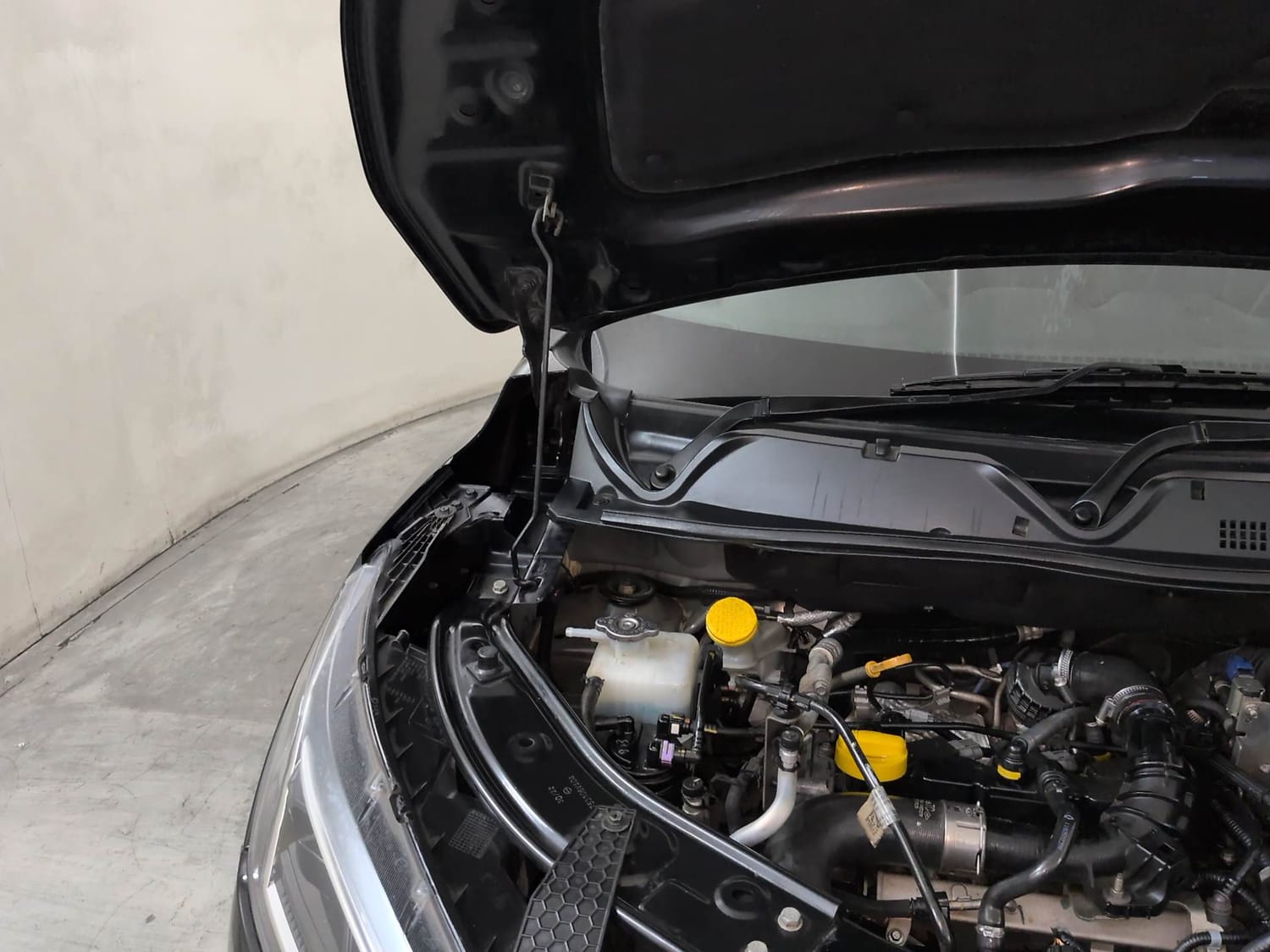 Used 2022 Nissan Magnite XV Premium Turbo CVT Petrol Automatic engine ENGINE RIGHT SIDE HINGE & APRON VIEW