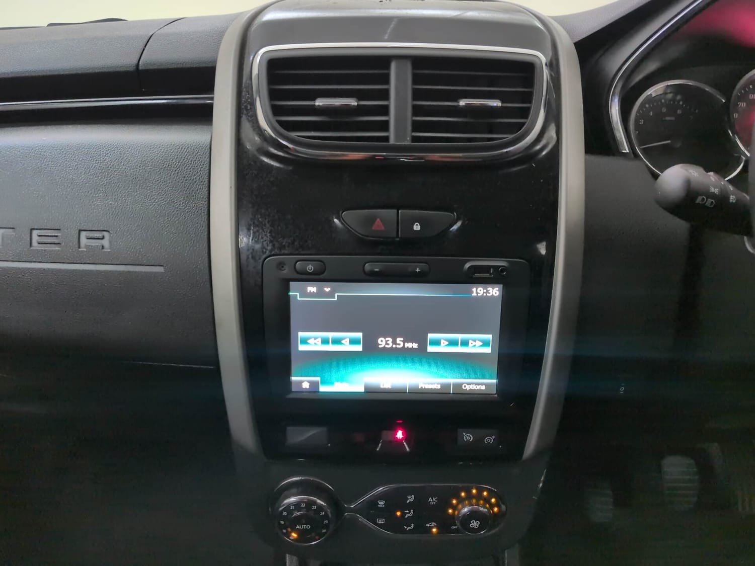 Used 2021 Renault Duster RXZ 1.3 Turbo Petrol MT Petrol Manual interior MUSIC SYSTEM & AC CONTROL VIEW