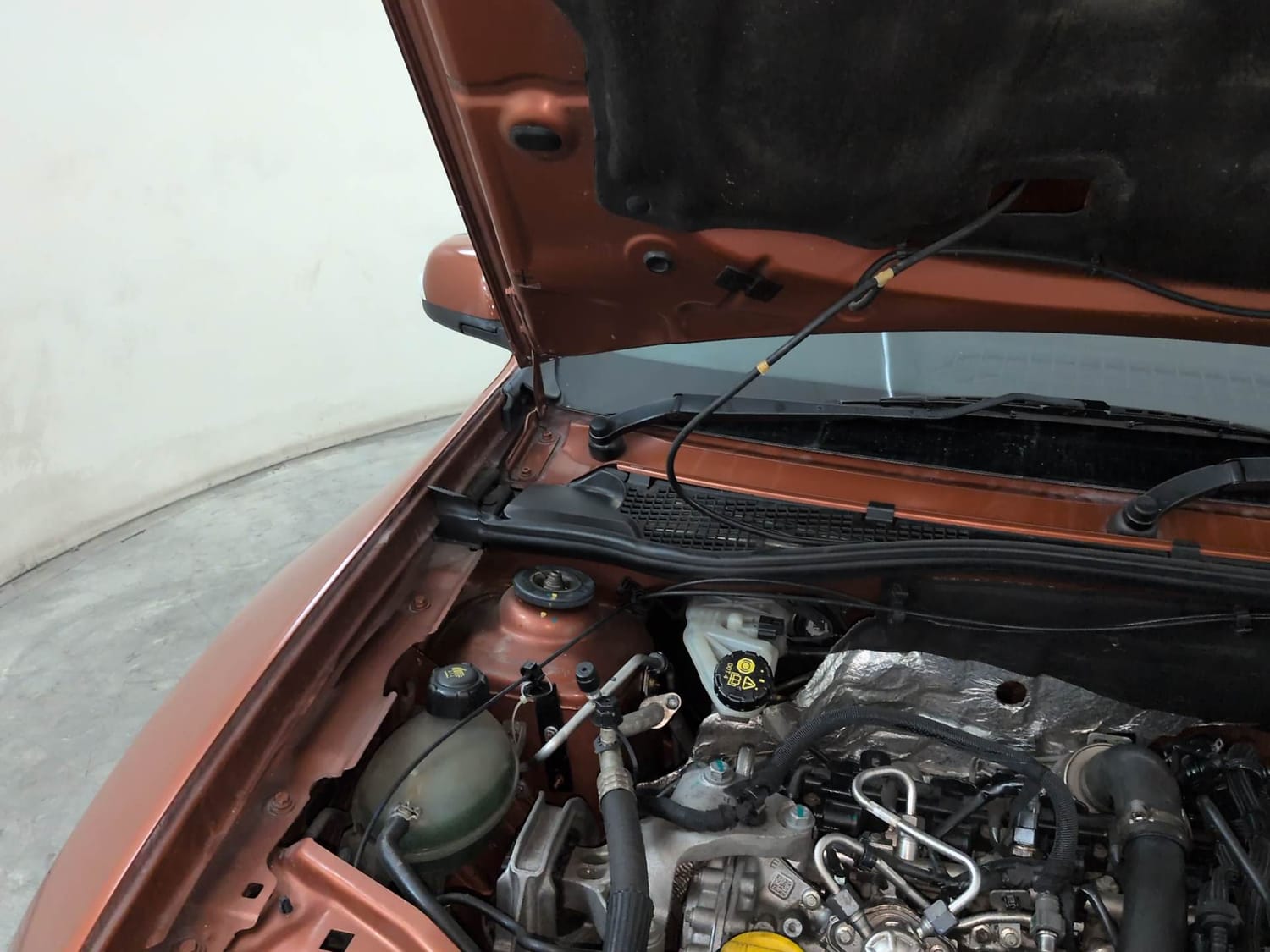 Used 2021 Renault Duster RXZ 1.3 Turbo Petrol MT Petrol Manual engine ENGINE RIGHT SIDE HINGE & APRON VIEW