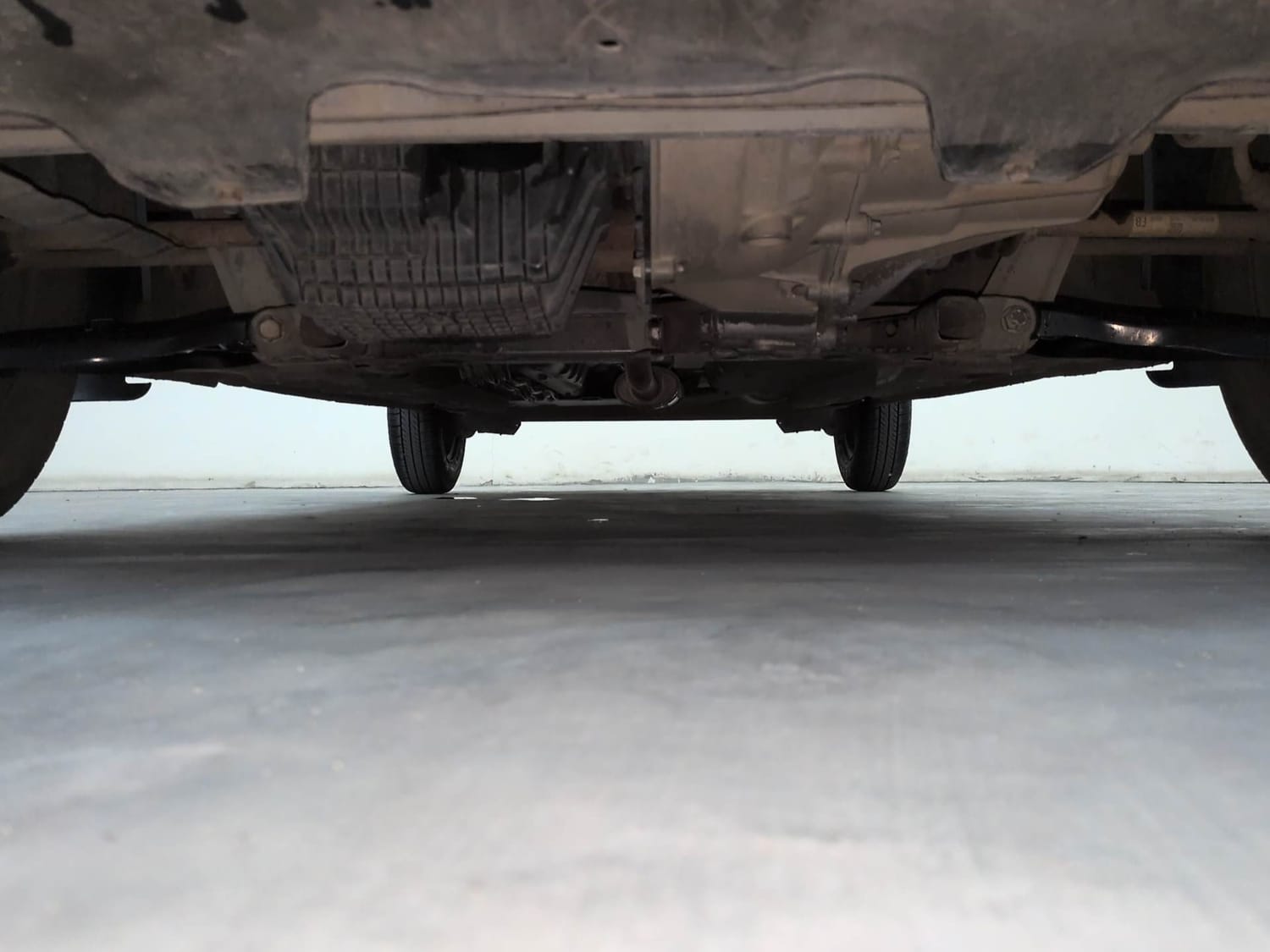 Used 2018 Renault Kwid RXT (O) 1.0 SCE Edition Petrol Manual extra FRONT LEFT UNDERBODY VIEW