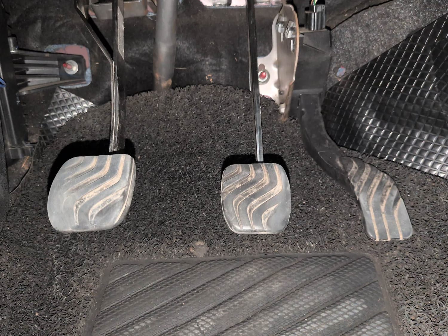 Used 2018 Renault Kwid RXT (O) 1.0 SCE Edition Petrol Manual interior PEDALS VIEW