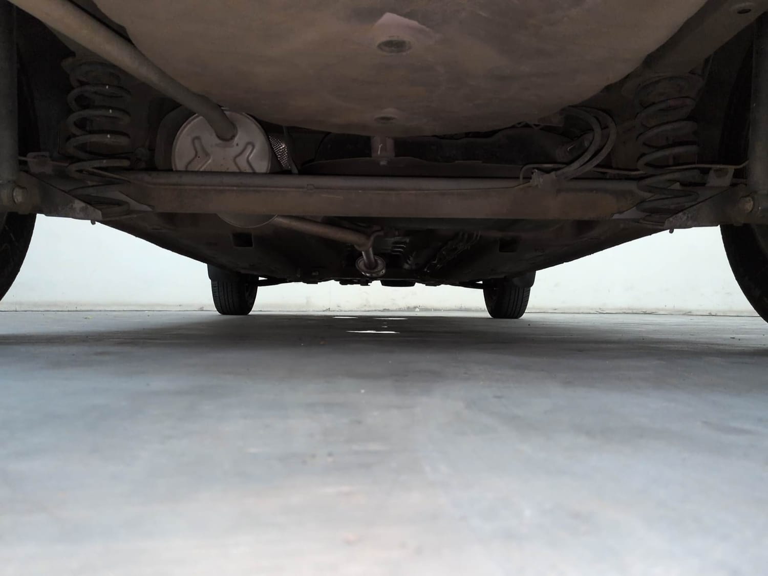 Used 2018 Renault Kwid RXT (O) 1.0 SCE Edition Petrol Manual extra REAR UNDERBODY VIEW (TAKEN FROM REAR)