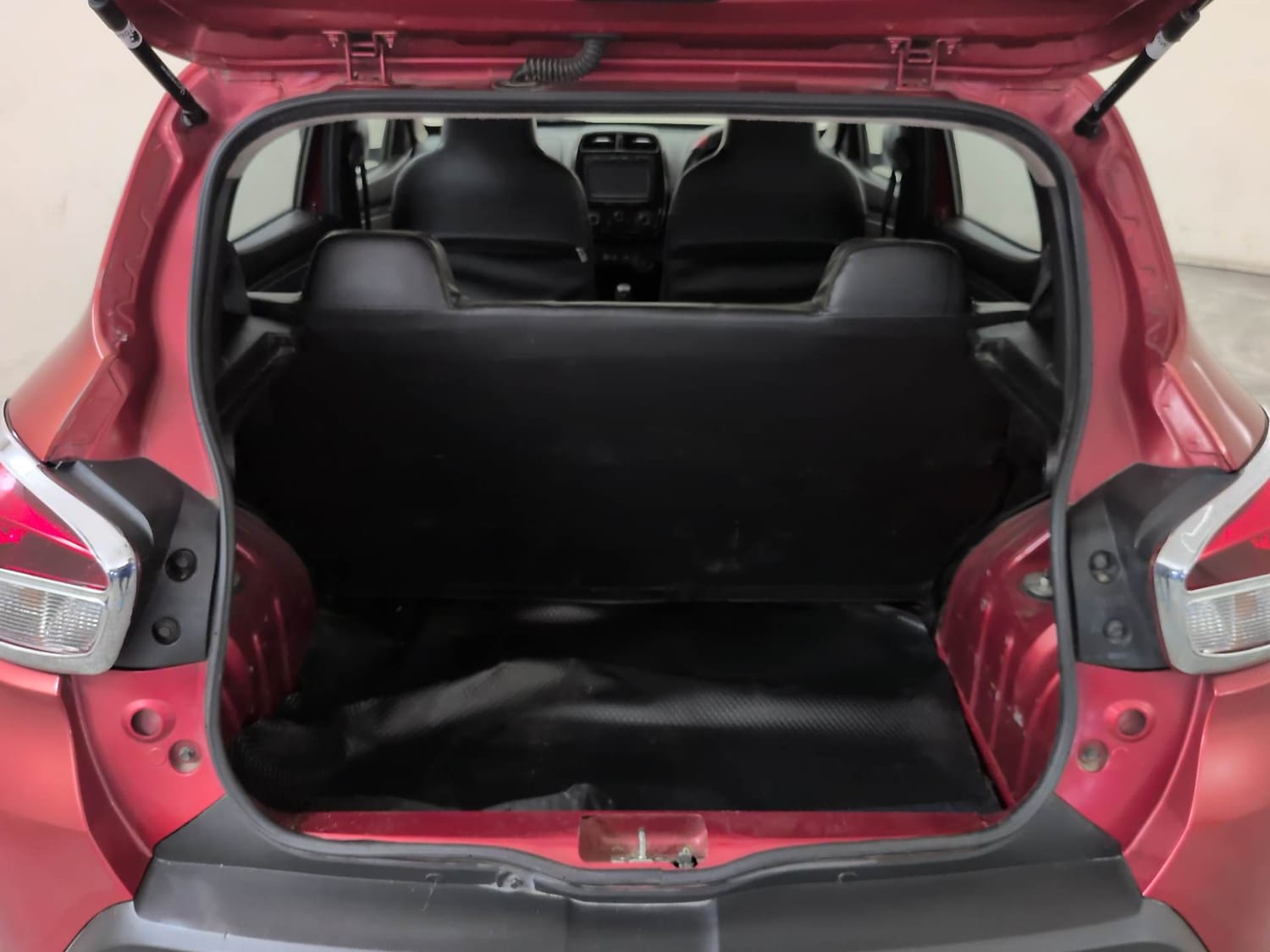 Used 2018 Renault Kwid RXT (O) 1.0 SCE Edition Petrol Manual interior DICKY INSIDE VIEW