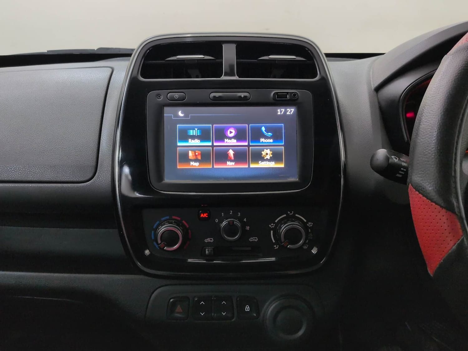 Used 2018 Renault Kwid RXT (O) 1.0 SCE Edition Petrol Manual interior MUSIC SYSTEM & AC CONTROL VIEW