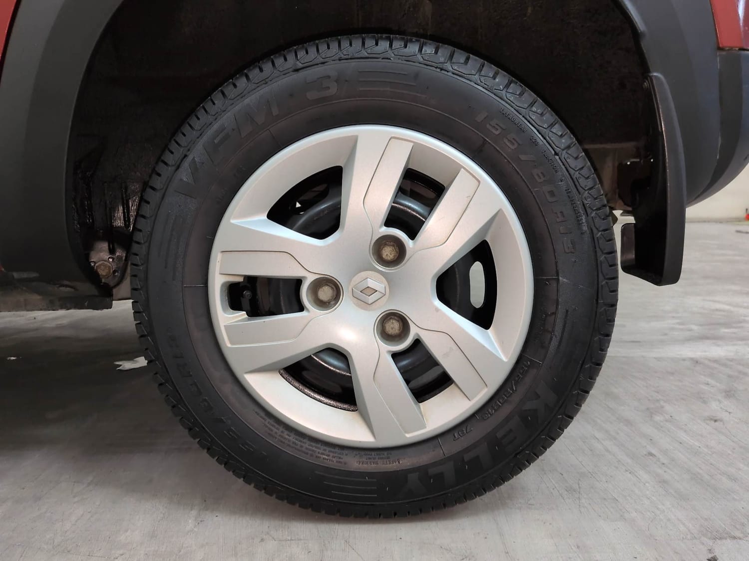 Used 2018 Renault Kwid RXT (O) 1.0 SCE Edition Petrol Manual tyres LEFT REAR TYRE RIM VIEW