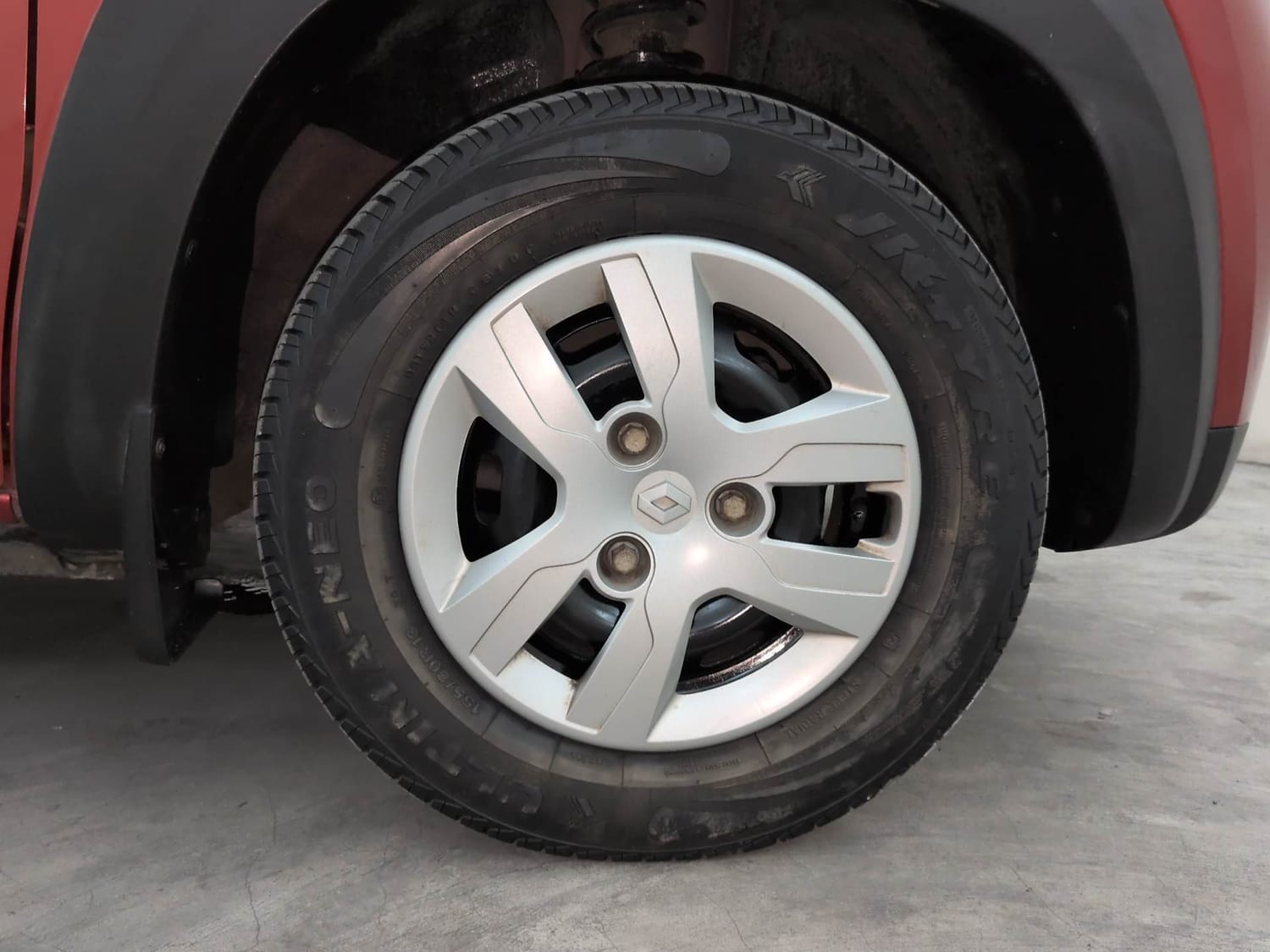 Used 2018 Renault Kwid RXT (O) 1.0 SCE Edition Petrol Manual tyres RIGHT FRONT TYRE RIM VIEW