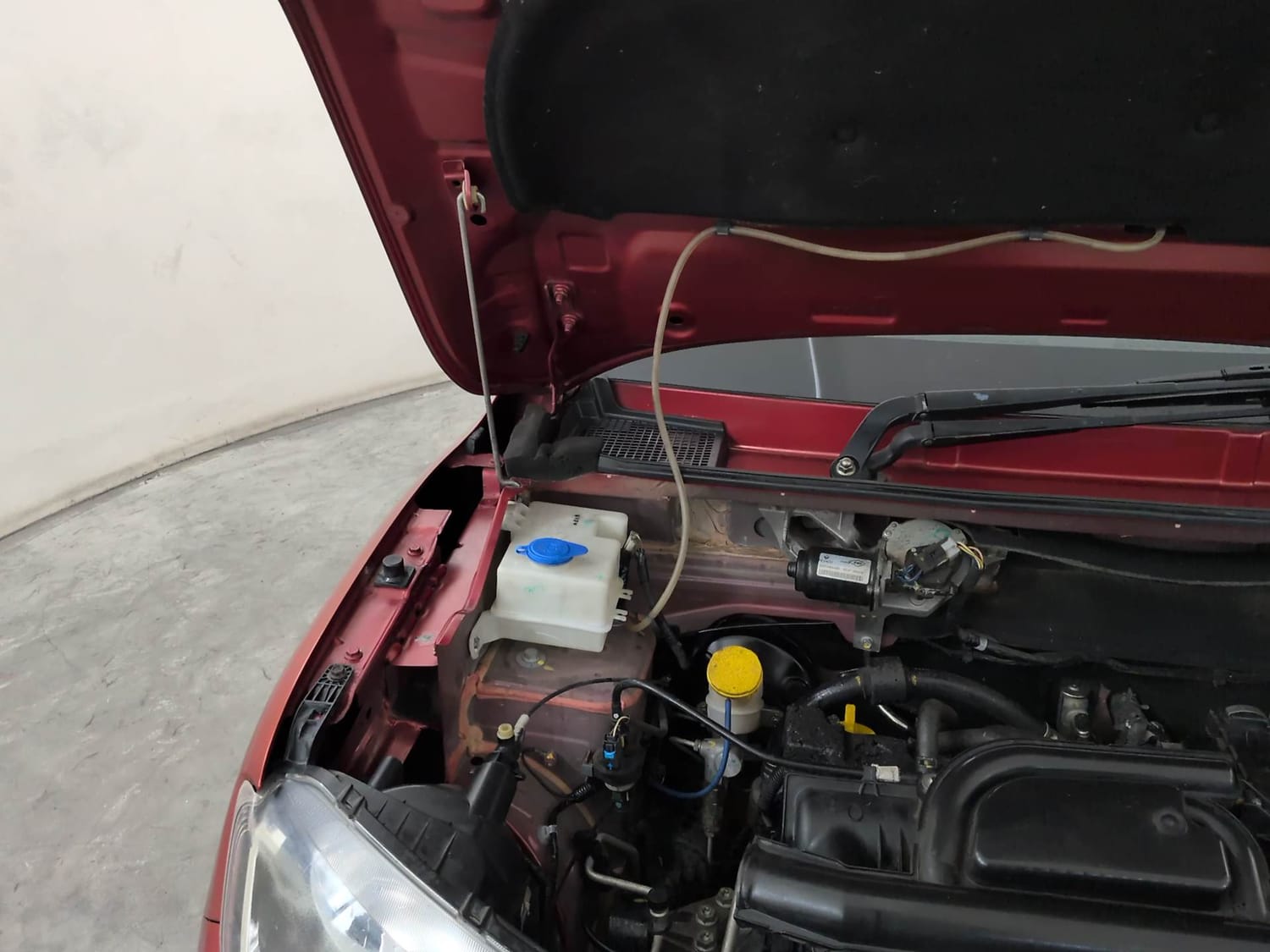 Used 2018 Renault Kwid RXT (O) 1.0 SCE Edition Petrol Manual engine ENGINE RIGHT SIDE HINGE & APRON VIEW