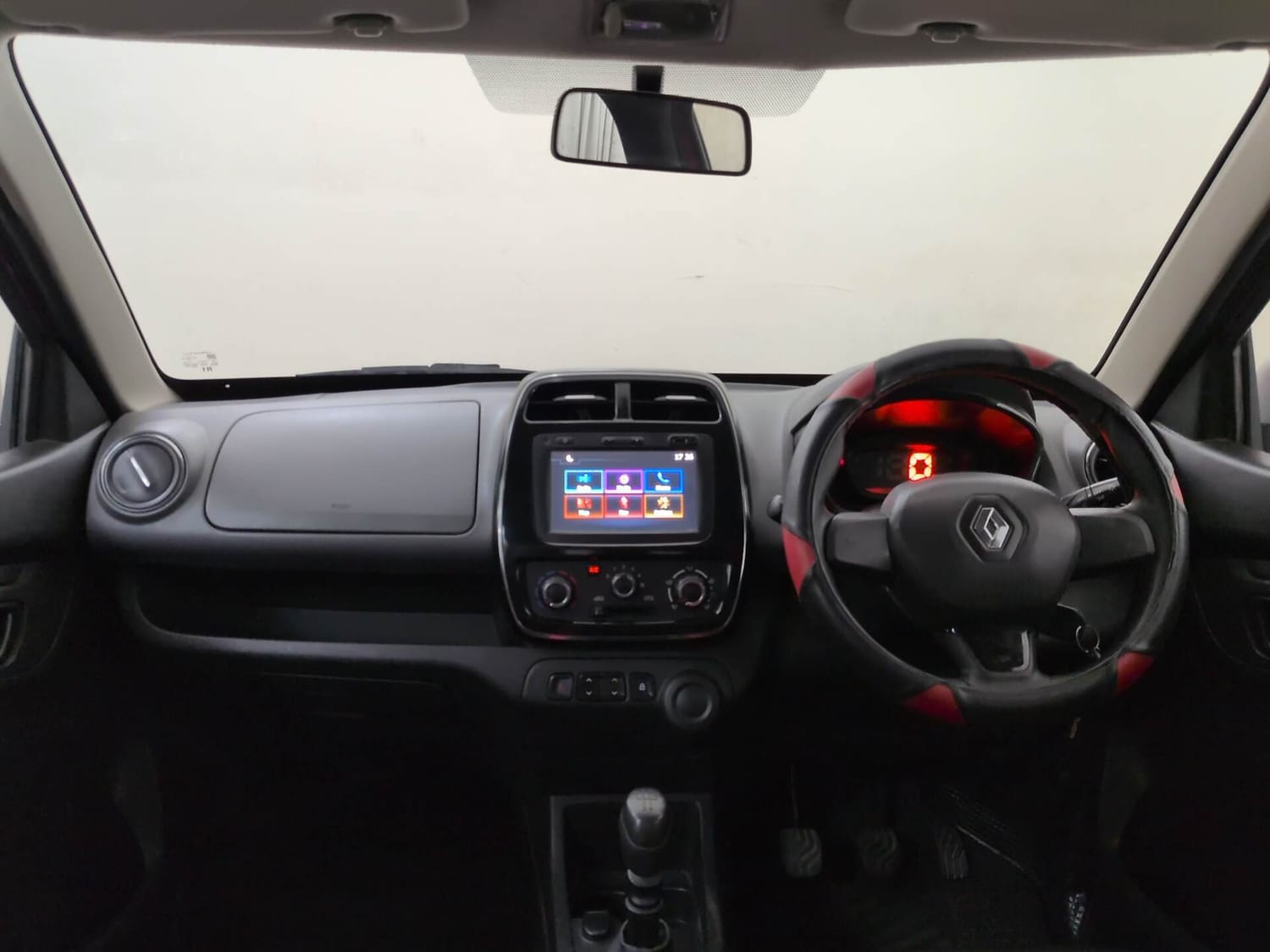 Used 2018 Renault Kwid RXT (O) 1.0 SCE Edition Petrol Manual interior DASHBOARD VIEW