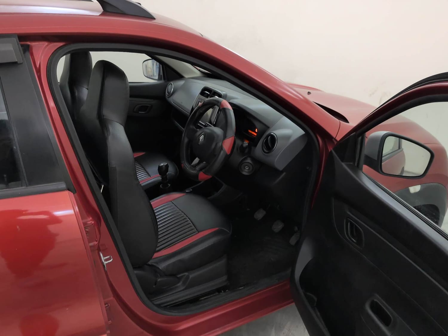 Used 2018 Renault Kwid RXT (O) 1.0 SCE Edition Petrol Manual interior RIGHT SIDE FRONT DOOR CABIN VIEW