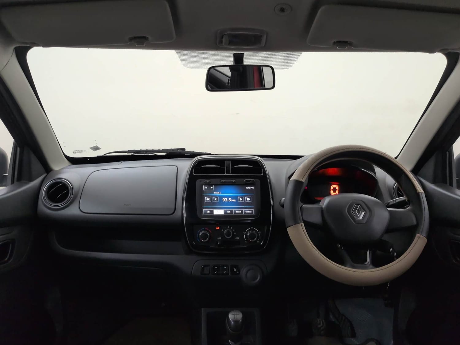 Used 2016 Renault Kwid RXT Petrol Manual interior DASHBOARD VIEW