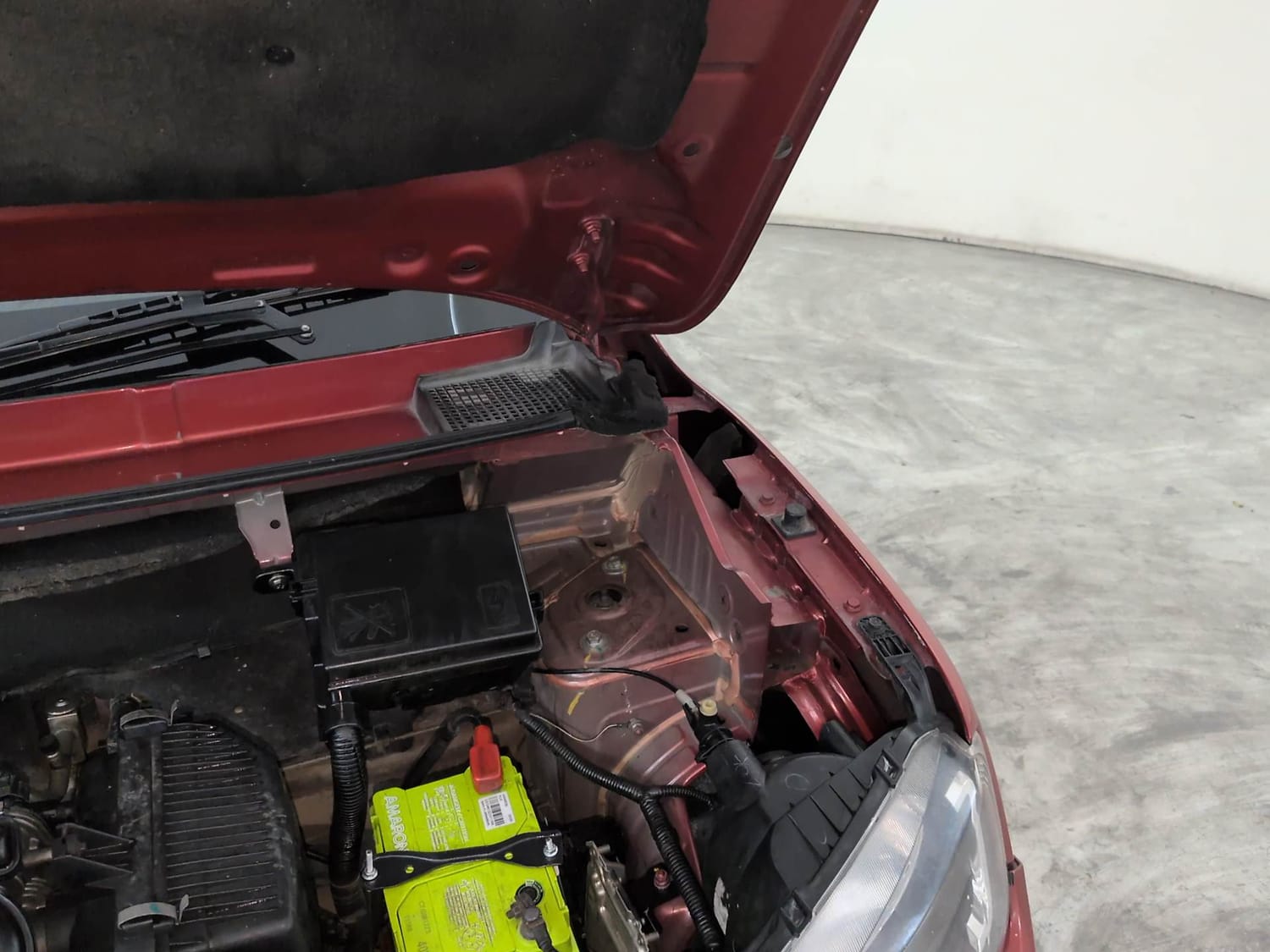 Used 2016 Renault Kwid RXT Petrol Manual engine ENGINE LEFT SIDE HINGE & APRON VIEW