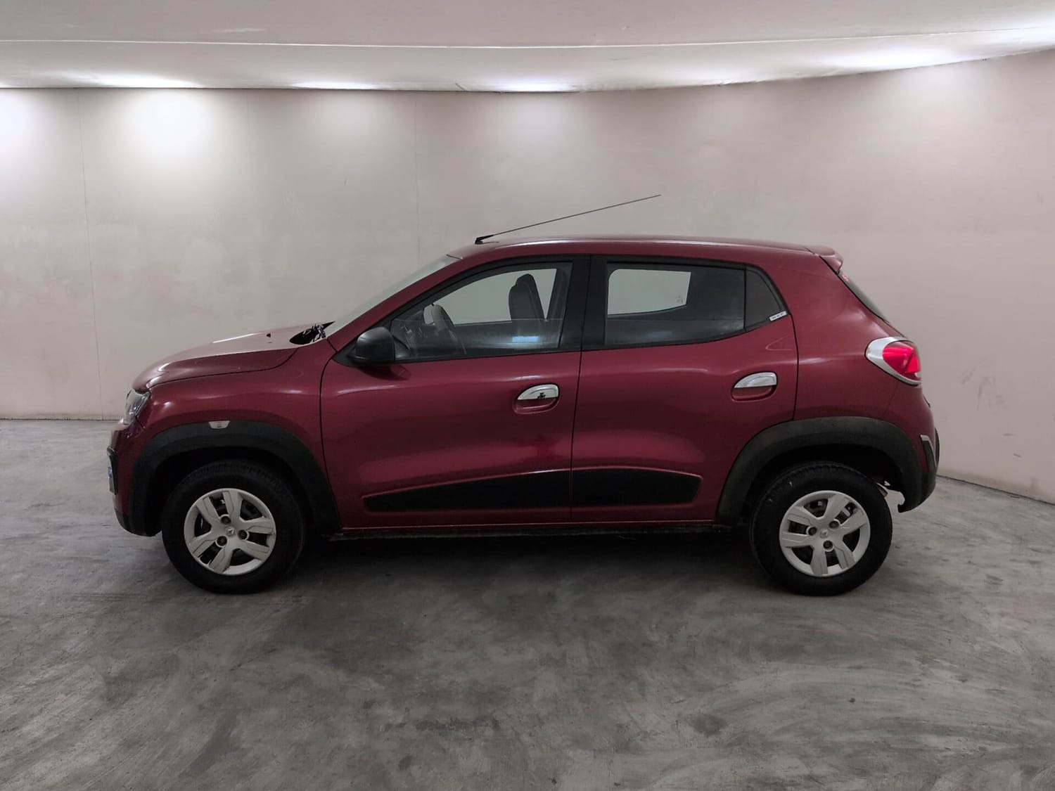 Used 2016 Renault Kwid RXT Petrol Manual exterior LEFT SIDE VIEW