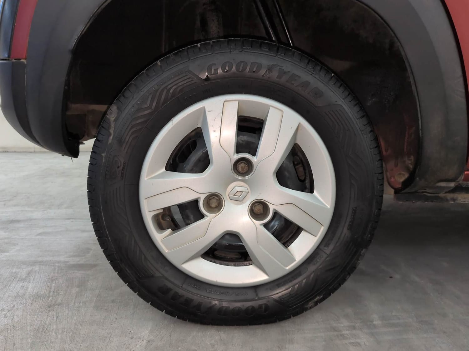 Used 2016 Renault Kwid RXT Petrol Manual tyres RIGHT REAR TYRE RIM VIEW