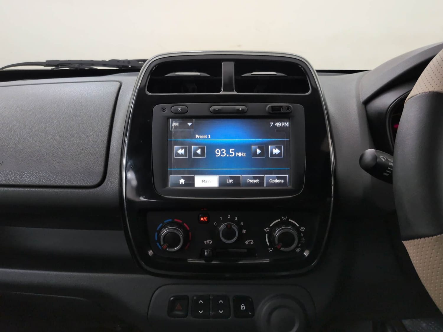 Used 2016 Renault Kwid RXT Petrol Manual interior MUSIC SYSTEM & AC CONTROL VIEW