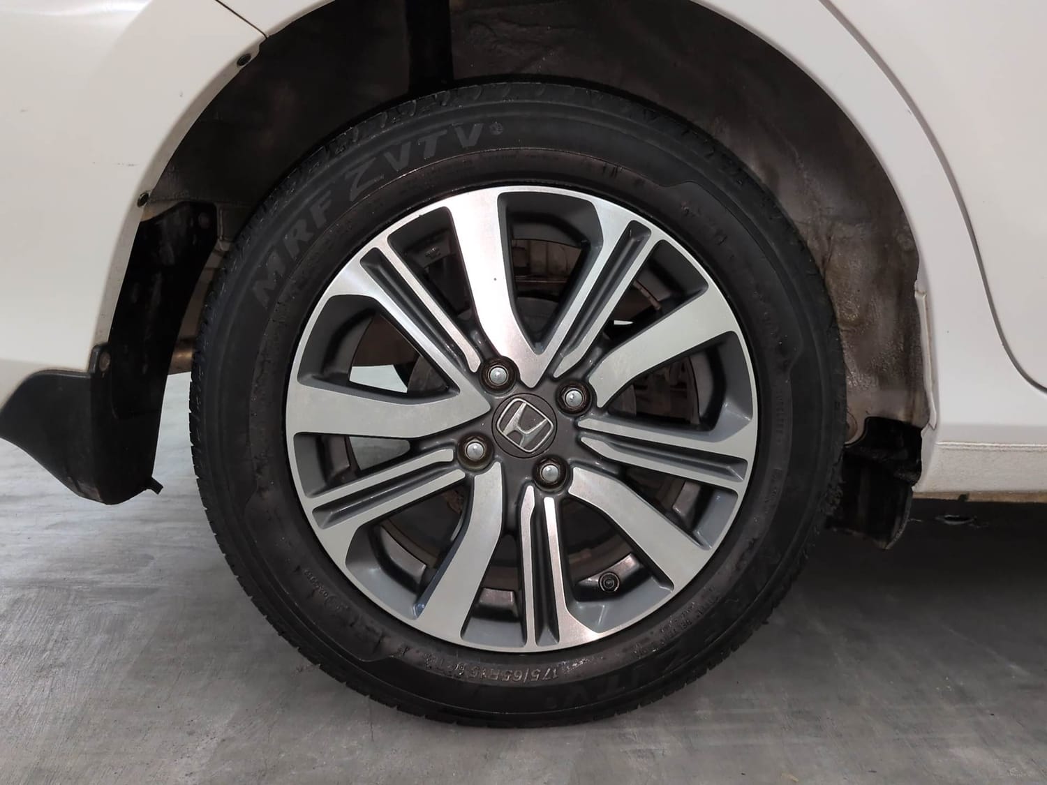 Used 2024 Honda Amaze VX 1.2 Petrol CVT Petrol Automatic tyres RIGHT REAR TYRE RIM VIEW