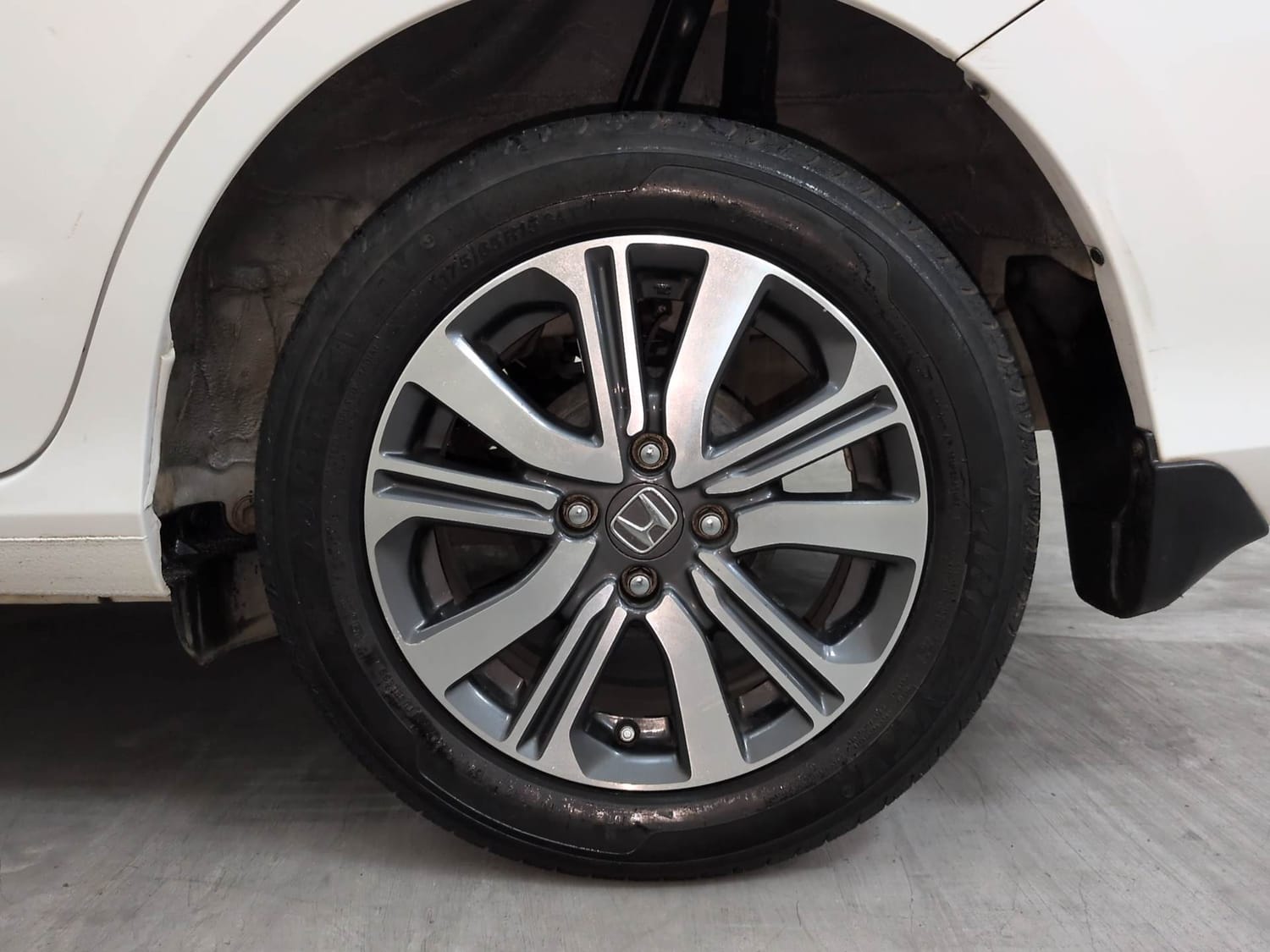 Used 2024 Honda Amaze VX 1.2 Petrol CVT Petrol Automatic tyres LEFT REAR TYRE RIM VIEW