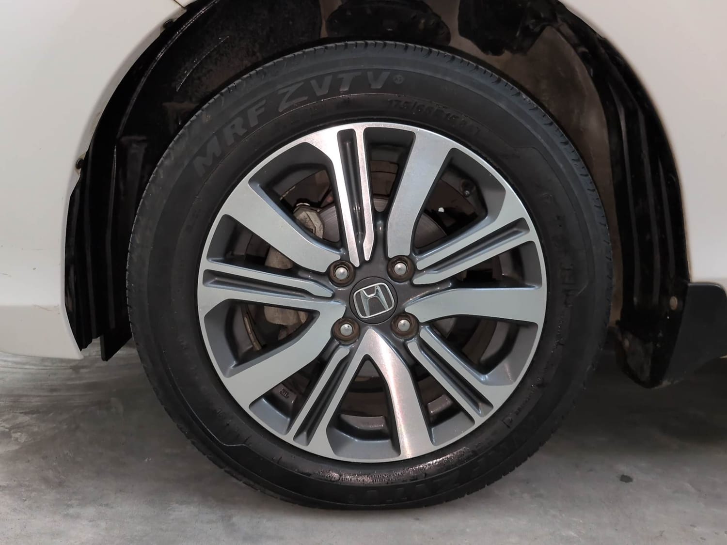 Used 2024 Honda Amaze VX 1.2 Petrol CVT Petrol Automatic tyres LEFT FRONT TYRE RIM VIEW