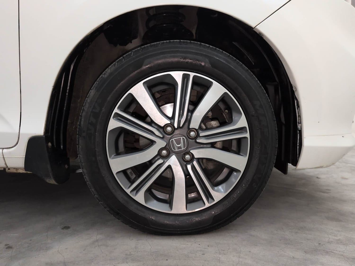 Used 2024 Honda Amaze VX 1.2 Petrol CVT Petrol Automatic tyres RIGHT FRONT TYRE RIM VIEW