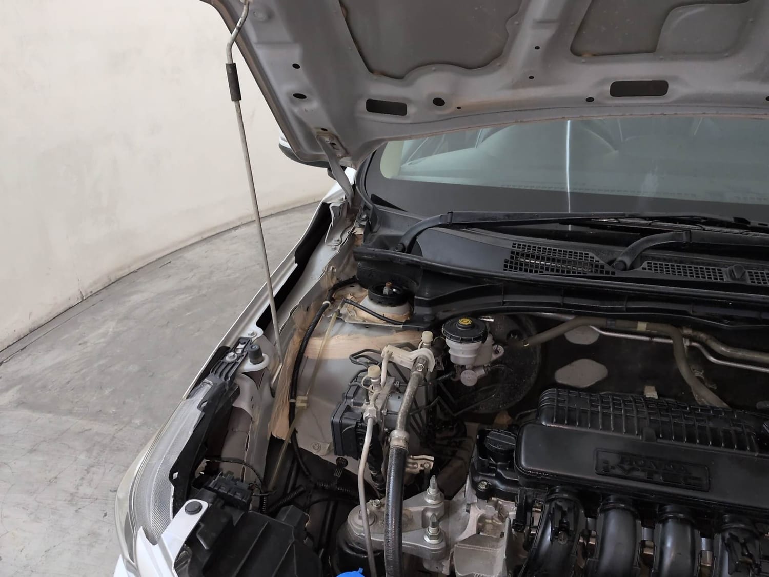 Used 2024 Honda Amaze VX 1.2 Petrol CVT Petrol Automatic engine ENGINE RIGHT SIDE HINGE & APRON VIEW
