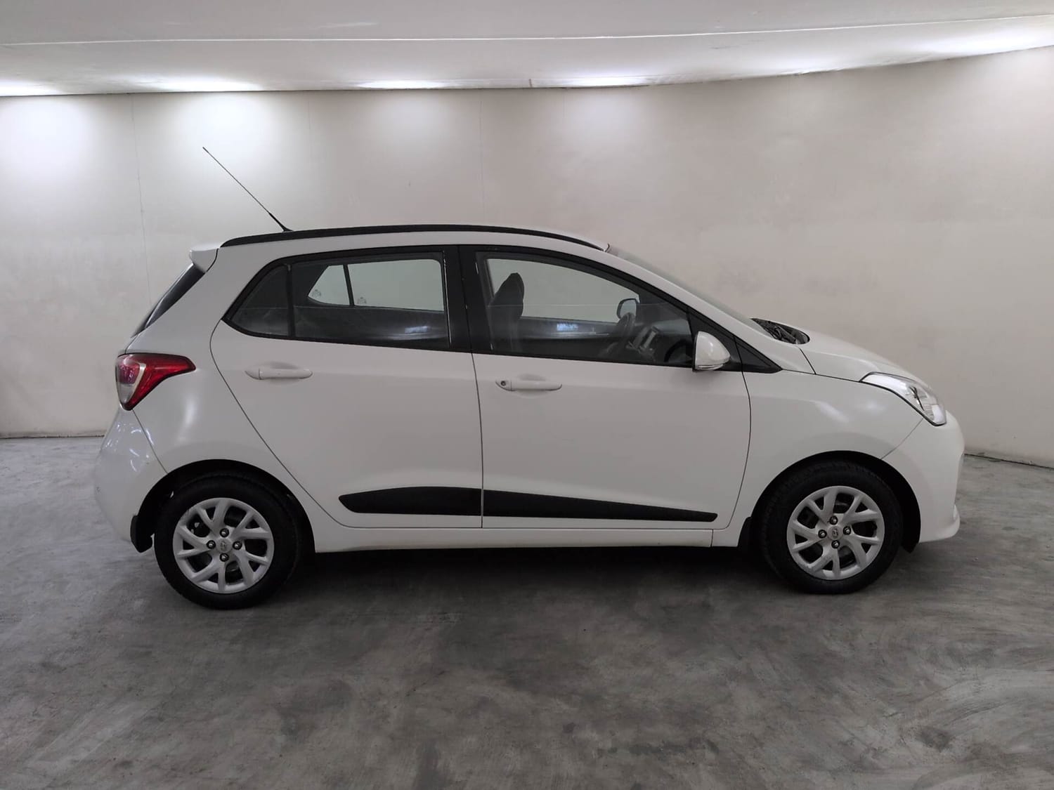 Used 2018 Hyundai Grand i10 Sportz 1.2 Kappa VTVT Petrol Manual exterior RIGHT SIDE VIEW