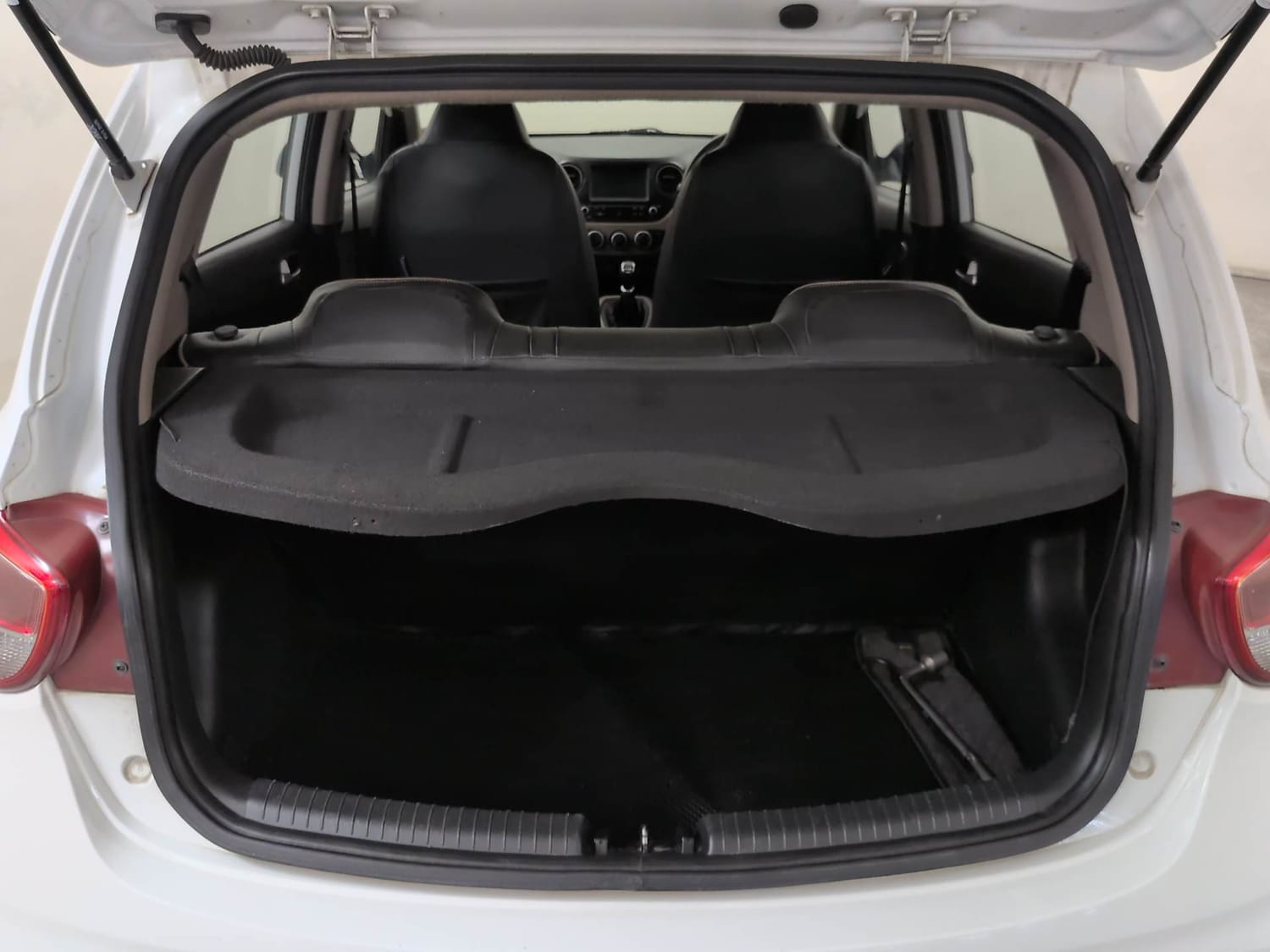 Used 2018 Hyundai Grand i10 Sportz 1.2 Kappa VTVT Petrol Manual interior DICKY INSIDE VIEW