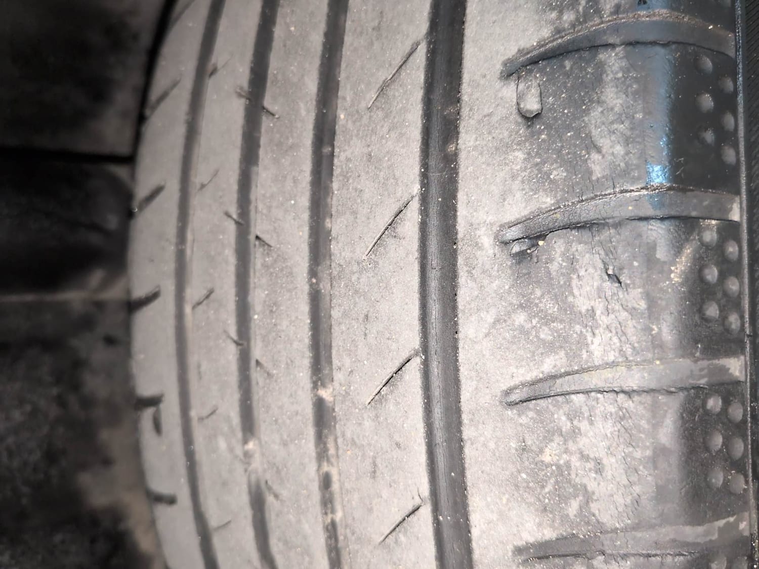 Used 2016 Volkswagen Vento Comfortline 1.2 (P) AT Petrol Automatic tyres LEFT REAR TYRE TREAD VIEW