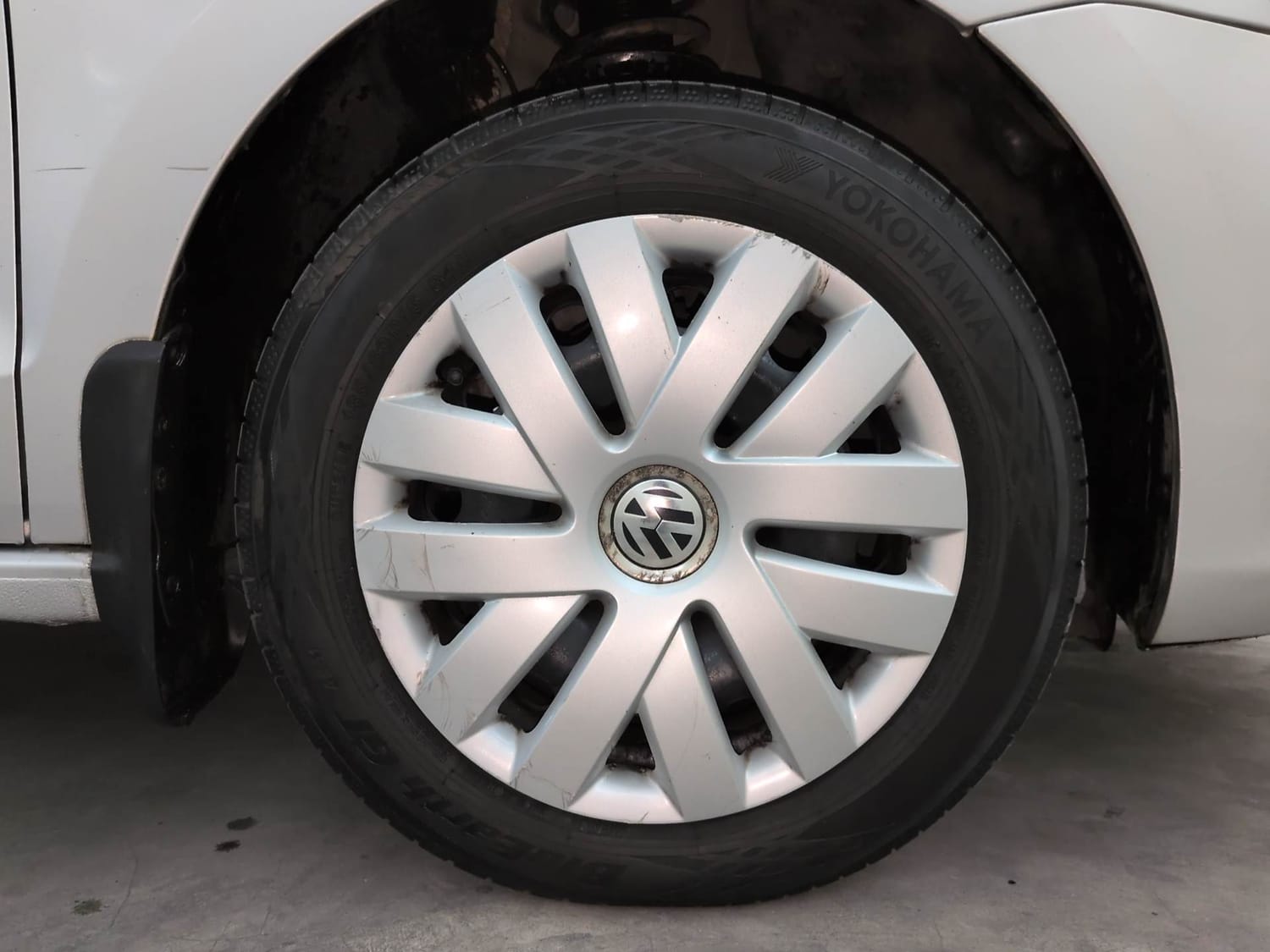 Used 2016 Volkswagen Vento Comfortline 1.2 (P) AT Petrol Automatic tyres RIGHT FRONT TYRE RIM VIEW