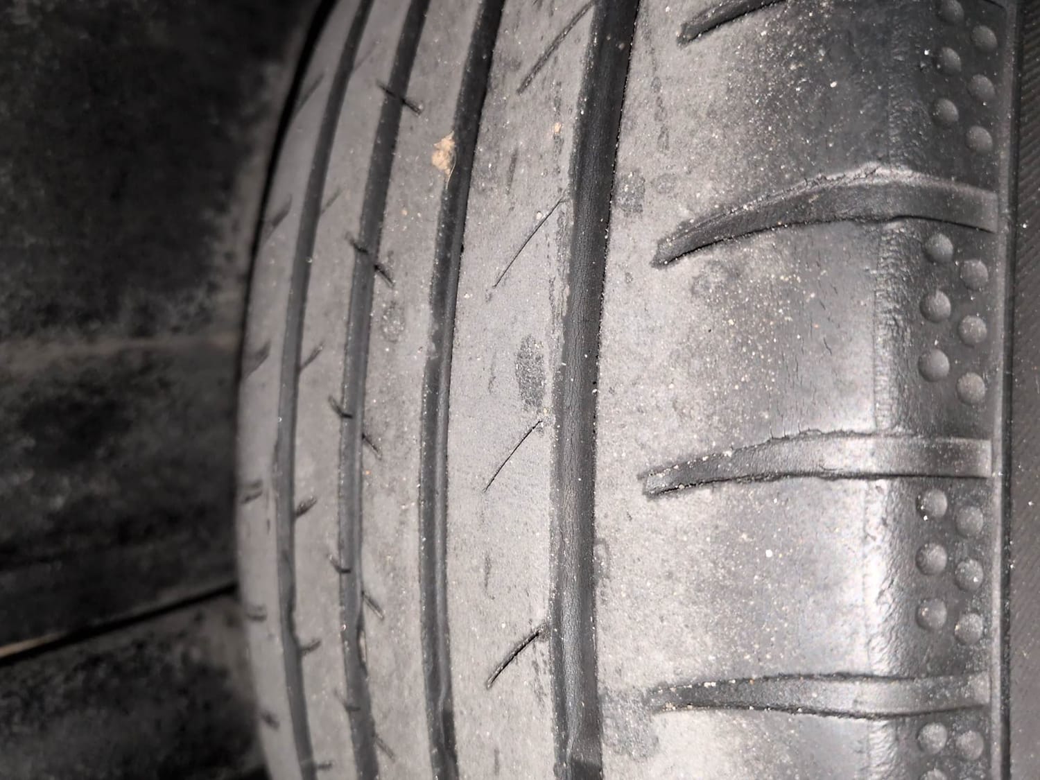 Used 2016 Volkswagen Vento Comfortline 1.2 (P) AT Petrol Automatic tyres RIGHT REAR TYRE TREAD VIEW